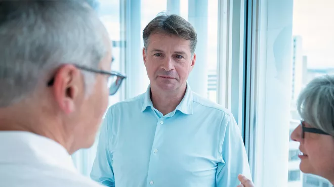 thomas-severin-discussing-in-meeting-room-banner